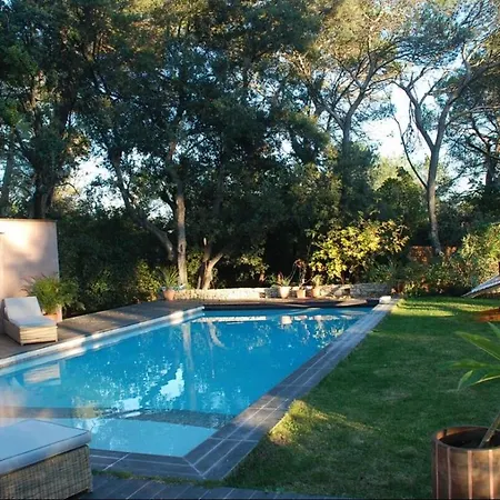 Avec Piscine Et Dépendance Villa *