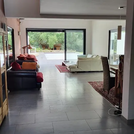 Avec Piscine Et Dépendance Villa *