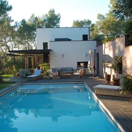 Avec Piscine Et Dépendance Nîmes